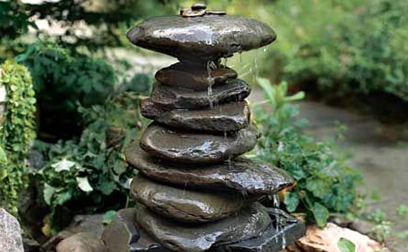 фонтан из природного камня в саду